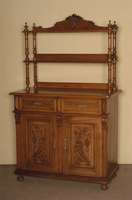 Anrichte mit Regalaufsatz, sÜddeutsch/Österreich, um 1890, Korpus Weichholz, Nußbaum massiv, Nußbaumfurnier, TÜrfÜllungen mit Schnitzereien, ...