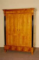 Schrank, deutsch, im Stil von 1820, Korpus Weichholz, Kirschbaumfurnier, eckige FÜße, unten 2 Schubladen, 2 TÜren, links und rechts ...