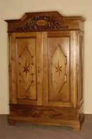 Schrank, deutsch/Niedersachsen, um 1880, Eiche massiv, TÜrfÜllungen verkrÖpft und intarsiert in Sternform, im Stil des Hamburger Schapp, ...