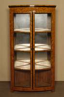 Eckschrank, deutsch, um 1820/30, Biedermeier , Korpus Weichholz, Birkefurnier, 2-fach gebogene GlastÜren mit schwarz polierten Leistenverzierung, ...