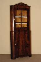 Eckschrank, deutsch, um 1850/60, SpÄtbiedermeier, Korpus Weichholz, Mahagonifunier, z.T. Pyramidenmahagonifurnier, abgerundete Ecken, ...