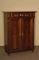Vertiko, deutsch, um 1900, Jugendstil, Korpus Weichholz, Nußbaumfurnier, Lisenen gerillt, in Veluten auslaufend, original gedrechselte ...