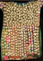 Kinder-Festtagskleid, Usbekistan, um 1890, Patchwork aus Baumwolle, ca. 45 x 30 cm, SchÄtzwert: 700.- EURO, EHZ: 3, guter Zustand Behang mit ...