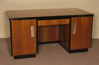 Großer ArtDeco-Schreibtisch, Frankreich, um 1920, Nußbaum, zum Teil schwarz abgesetzt, frei stellbar, mittig in der RÜckfront eingearbeitete ...