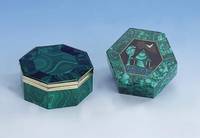 Konvolut 2 Deckeldosen aus Malachit, 1 x mit Einlegearbeit mit Haus und Halbmond, 6-eckig, Handarbeit, H. ca. 4 cm, D. ca. 8.5 cm (Ecke min. ...