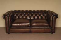2-sitzer Sofa, im englischen Stil, Chesterfield, Rindsleder, RÜckenlehne genoppt und geheftet, auf kleinen KugelfÜßen, Leder in gutem Zustand, ...