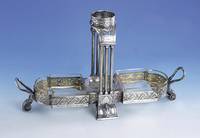 Etagere deutsch 1895/1900, Kayserzinn ver- silbert und teilvergoldet, mit 2 orig. Glas- einsÄtzen und 1 sek., klassizist. mit Jugend- ...