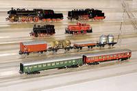 Konvolut MÄrklin, 60er Jahre, Spur HO, best. aus: 4 Loks, Nr. 3098 (P8), 3003, 3065 und 3029, alle intakt und im orig. Karton, dazu 15 versch. ...