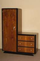 ArtDeco-Schrank, Frankreich, um 1920, kaukasischer Nußbaum in gespiegeltem Bild furniert, zum Teil schwarz abgesetzt, abschließbare TÜr, drei ...