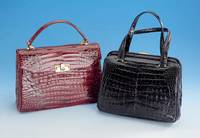 Konvolut 2 Krokodillederhandtasche, 1 x bordeauxrotes Leder aus Farmalligator, Mon- turen vergoldet, Inneneinrichtung mit 3 FÄchern (1 davon mit ...