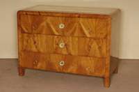 Kommode, um 1845, Biedermeier, dreischÜbig, furniert mit Eschenmaserholz, dekorierende Fadenintarsien, FurnierschÄden, SchlÖsser fehlen, FÜße ...