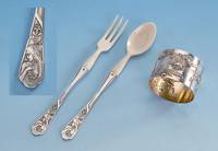 Taufgeschenk: LÖffel, Gabel, Serviettenring, im Orig.-Etui, 950er Silber, beids. nach- gestochen, LÖffel und Gabel mit Nymphendekor, ...