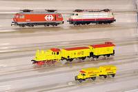 Maggi-Zug, MÄrklin, Trix und Roßkopf, Spur HO, 80er Jahre, Lok und Bremswagen nachtrÄglich gelb lackiert, mit Mercedes L 5 HÄngerzug (Maggi, ...