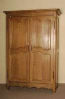 Dielenschrank, Lothringen, um 1780, Eiche massiv, auf Rahmen gearbeitet, zweitÜrige Front, mit 4 Kasetten, Umrahmung vielfach asymetrisch ...