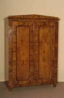 Kleiderschrank, Österreich, um 1835/40, Korpus Weichholz, Wurzelnußfurnier, z.T. gespiegelt, z.T. quer verlegt, Giebelteil sekundÄr, Kopf ...