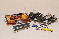 Konvolut MÄrklin-Mini-Club, wohl 80er Jahre, bestehend aus 3 Loks (davon eine nciht intakt, ein min. besch) und versch. Personen- bzw. ...