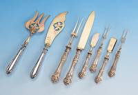 7-teiliges Vorlegebesteck fÜr Fleisch, um 1870/80, Silbergriffe gepr., gefÜllt, Gebr.-Teile Metall vergoldet, berieben, Orig.-Etui von Julius ...
