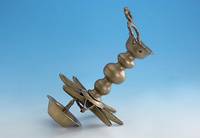 Chanuka-Lampe bzw. Sabbath-Lampe mit Tropfge- fÄß, Messing und Bronze, um 1720-50, Bei-Arme fehlen, sammelw., museal, H ca. 55 cm, selten, ...