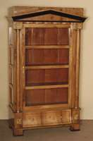 Vitrine, im Biedermeierstil, Korpus Weichholz, Kirschbaum massiv, Kirschbaumfurnier, teilweise ebonisiert, 3 -seitig verglast, Bronze- und ...