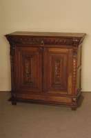 Halbschrank, Flandern, um 1880, Eiche massiv , auf eckigen Beinen, Fußleiste mehrfach getreppt, TÜrfÜllungen mit Flachschnitzereien, Schubladen, ...