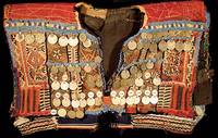 Westen-Oberteil Antik, Usbekistan, um 1800, Kattun mit feinster Seidenstickerei, Wattiert, mit 55 alte MÜnzen und PerlmuttknÖpfen, beset zt und ...