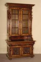Aufsatzschrank, deutsch, um 1870, GrÜnderzeit, Hoflieferant wohl Großguß Berlin, Korpus Weichholz, z.T. Eiche massiv, Nußbaum- bzw. ...