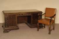 Schreibtisch, deutsch, um 1910, Korpus Weichholz/Hartholz, Front und RÜckseite auf Rahmen gearbeitet, reiche Leistenschnitzerei aus dem Vollholz, ...