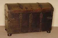 Reisetruhe, deutsch, um 1800, sogenannte Buckeltruhe, Eiche massiv, Schmiedeeiserne BeschlÄge, geschwÄrzt, original Griffe, Gebrauchsspuren, ...