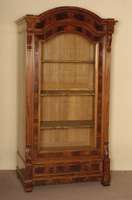 Ehem. Spiegelschrank, deutsch, um 1850/60, Louis-Philippe, Korpus Weichholz/Hartholz, Mahagonifurnier, z.T. gespiegelt, auf KugelfÜßen, 1 ...