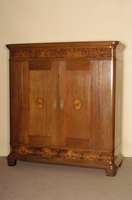 Schrank, deutsch/wohl Westfalen, um 1830/40, Eiche massiv, original FÜße, TÜren und Kopf mit schÖnen Einlegearbeiten aus verschiedenen ...