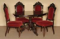 Ovaler Tisch und 4 StÜhle, deutsch, um 1870/80 , Palisander massiv, geschwÄrzt, eklektizistischer Stil, gerillt und gewulstet, z.T. freistehende ...