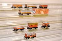 Konvolut MÄrklingÜterwagen, 40er/50er Jahre, Spur HO, best. aus: 2 x 311 Version 1 u. 3, 2 x 323 Version 2, bespielt, selten, in Replika-Kartons