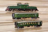 Konvolut MÄrklin, 50er Jahre, Spur HO, best. aus: E-Lok Nr. 3015/10 blau-grÜn, diese intakt , Leichtschnellzug-GepÄckwagen 358/4, LS -Speisewagen ...