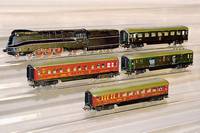 Konvolut MÄrklin, Spur HO, best. aus: Stromlinienlok Nr. 3089, schwarz, intakt, diese 60er Jahre, dazu Schlafwagen (rot), SchÜrzenwagen 346/3 ...