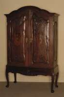 Barockschrank, deutsch/wohl Pfalz, um 1780, Eiche und Kirschbaum massiv, in den TÜren aufwendige Flachschnitzereien in Form von Rocaillen und ...