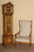 Standuhr, deutsch, um 1965, wohl Warrings, Nußbaum massiv, Nußbaumfurnier, reiner Barockstil, Inlets aus dem Vollholz, ausgeglichene Form, ...