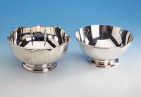 Anbietschale, 800er Silber, ca. 445 g, Standfuß, zeitlose, glatte Form, Rand ge- rieft, H ca. 10 cm, Durchm. ca. 20 cm, min. Gebr.-Spuren