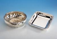 Quadratische Anbietschale, 800er Silber, ca. 340 g, zeitlose, glatte Form, Rand getreppt, H ca. 4 cm, ca. 20.5 x 20.5 cm
