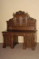 Schreibtisch mit Prunkaufsatz, deutsch, um 1880, Korpus Weichholz, Eichefurnier, z.T. massiv, Front mit vorgesetzten gedrechselten VollsÄulen, ...