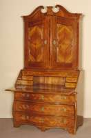BarocksekretÄr, deutsch, um 1780, Korpus Weichholz, Eiche massiv, Nußholzfederung, geschweifte 3-schÜbige Kommode mit stark ausgezogenen ...