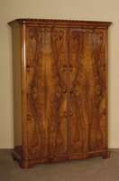 SpÄtbiedermeierschrank, Österreich, um 1835/40 , so genannte BrezelfÜllung, Nußbaum massiv, Nußbaumfurnier, FÜllungen in ...