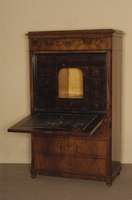 SchranksekretÄr, sÜddeutsch, um 1835/40, Korpus Weichholz, Wurzelnußfurnier, geschweifte BrezelfÜllung, original LederbeschlÄge, praktische ...