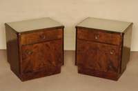 2 Nachttische, deutsch, um 1930, Korpus Weichholz, Wurzelnußfurnier, mit Glasabdeckplatte, diese wohl sekundÄr, schlichtes MÖbel, ...