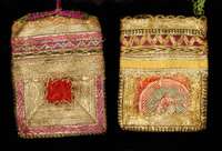 Ein Paar Geldbeutel Antik, Indien, um 1900, ca. 13 x 10 cm, SchÄtzwert: 650.- Euro EHZ: 3. bestickt, metallbroschiert und mit Per lbesatz. Mit ...