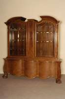Vitrinenschrank, deutsch, um 1925/28, Korpus Hartholz, z.T. massiv, innen Eiche massiv, Eichefurnier bzw. kaukasisch Nußbaumfurnier, Unterteil ...