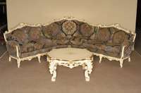 Ecksofa und Tisch, Italien, 70er Jahre, massiv Linde/Buche, in sich vielfach geschweift, im Rokokostil, asymetrisch angeordnet, cremefarben ...