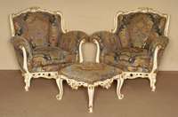 2 Sessel und Hocker, Italien, 70er Jahre, massiv Linde/Buche, in sich vielfach geschweift, im Rokokostil, asymetrisch angeordnet, cremefarben ...