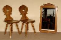 2 BrettstÜhle, Österreich/Tirol, um 1900/10, gedrechselte FÜße, Lehnen mit Brandmalerei im Jugendstil, Kiefernzweige, stÄrkere ...