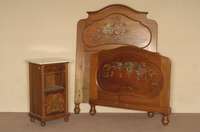 Jugendstilbett und Nachttisch, deutsch, um 1900/02, Zierbelkiefer, Inlets Birne, Brandmalerei mit Pfingstrosen und Goldregen, partiell bunt ...
