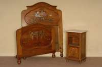 Jugendstilbett und Nachttisch, deutsch, um 1900/02, Zierbelkiefer, Inlets Birne, Brandmalerei mit Pfingstrosen und Goldregen, partiell bunt ...